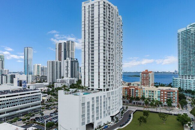 2000-biscayne-miami-fl